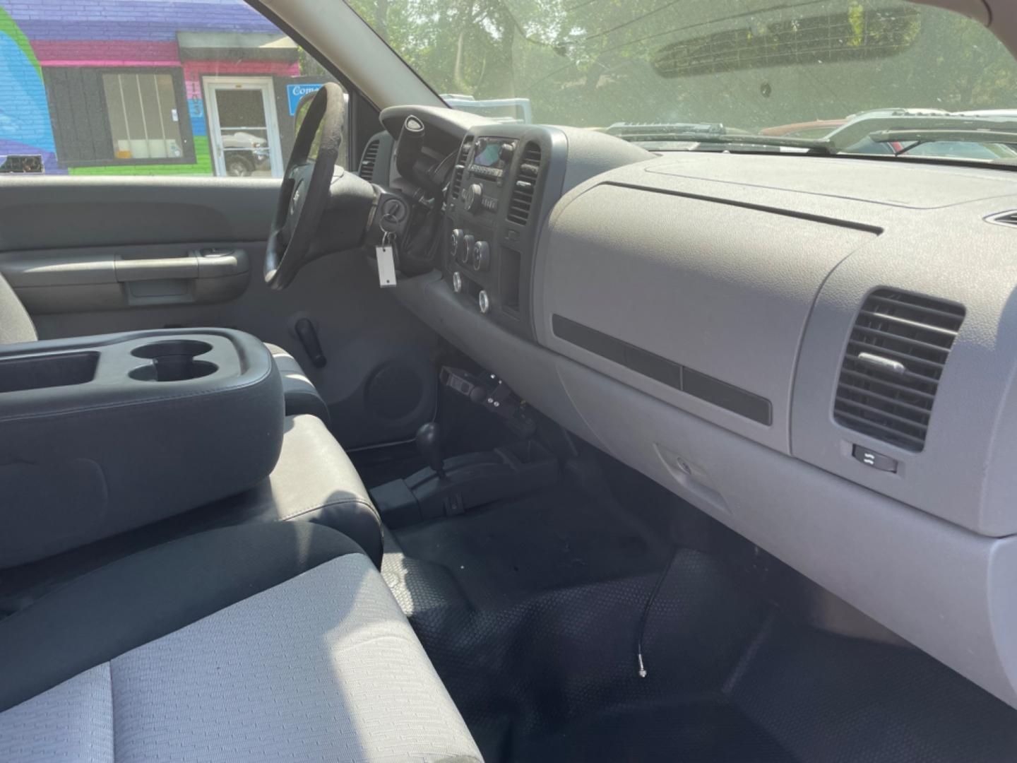 2008 WHITE CHEVROLET SILVERADO 2500H WORK TRUCK (1GCHK23KX8F) with an 6.0L engine, Automatic transmission, located at 5103 Dorchester Rd., Charleston, SC, 29418-5607, (843) 767-1122, 36.245171, -115.228050 - Well Maintained, Local Trade-in with CD/AUX/AM/FM, Cold Cold A/C, Easy-clean Vinyl Floor, Keyless Entry, Tow Package, Clean CarFax (no accidents reported!), Certified One Owner!! 171k miles Located at New Life Auto Sales! 2023 WINNER for Post & Courier's Charleston's Choice Pre-owned Car Dealer AND - Photo#8